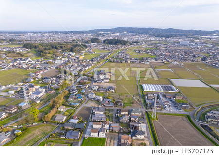 田舎_田んぼ_俯瞰_空撮_ドローン 113707125