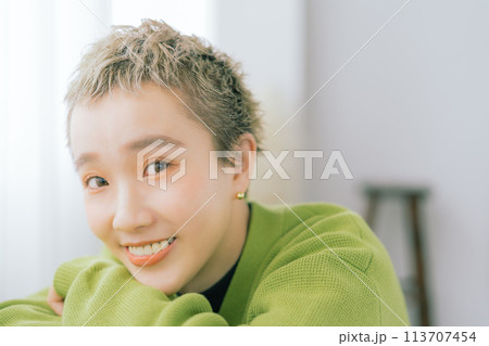 ベリーショートの女性 113707454