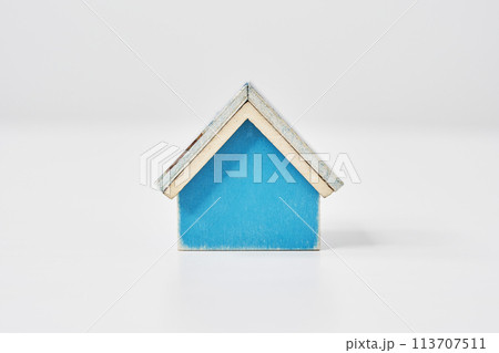 白いテーブルの上に置かれた青い住宅模型 113707511