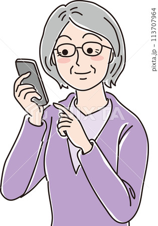おばあさんのイラスト_スマホを見る_上半身 113707964