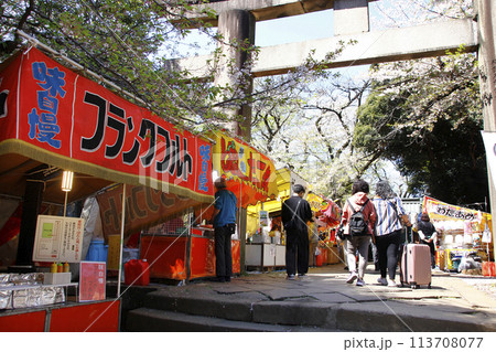 縁日の露店が立ち並ぶ参道。今年はますます外人の観光客も押し寄せて食べ歩きを楽しんでいる 113708077