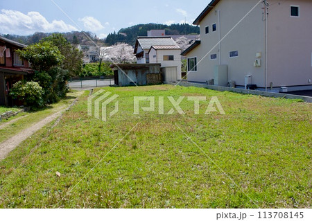 田舎の住宅地の空き地 113708145