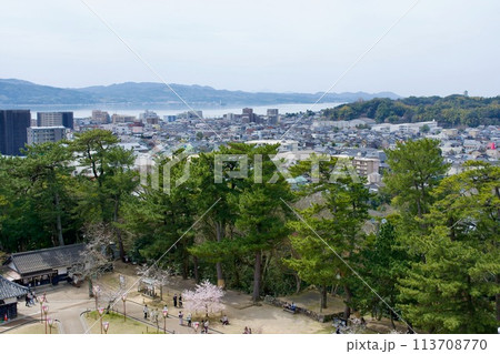 松江城天守閣から望む南側の松江市街 113708770