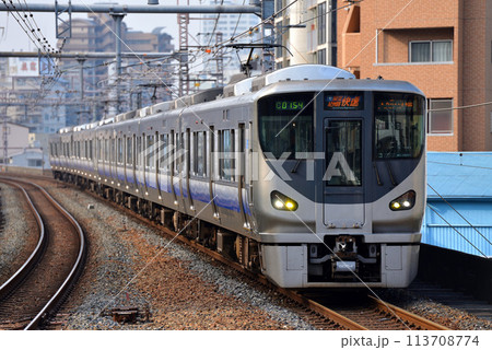大阪環状線を走る225系関空・紀州路快速8両の写真素材 [113708774] - PIXTA