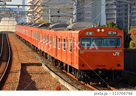 桜島線を走る103系普通電車8両 113708798