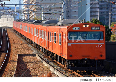 桜島線を走る103系普通電車8両 桜島線を走る103系普通電車8両 113708801