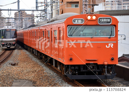 大阪環状線を走る103系外回り普通電車 大阪環状線を走る103系外回り普通電車 113708824