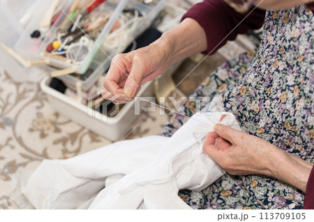 裁縫しているシニア女性 113709105