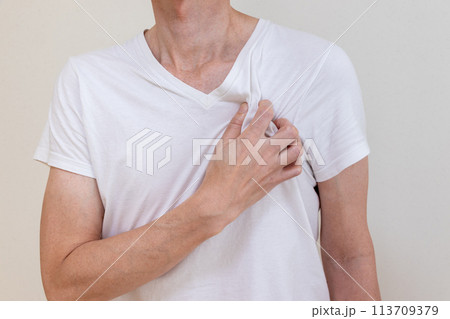 左胸を手で掴む男性 左胸を手で掴む男性 113709379