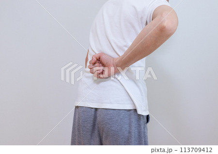 腰を手で叩く 113709412