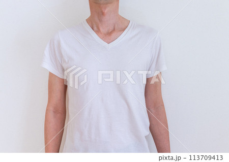 白の肌着を着た細身の男性の上半身 113709413
