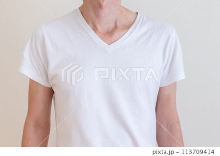 白の肌着を着た細身の男性の上半身 白の肌着を着た細身の男性の上半身 113709414