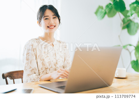 自宅でパソコンを使う女性 113709774