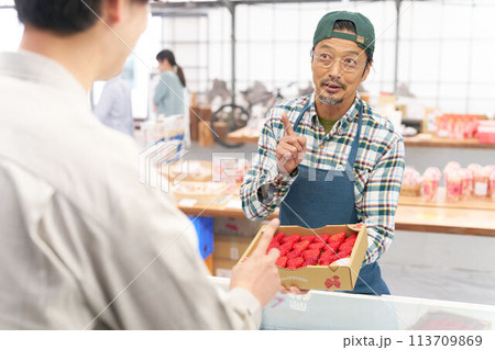 店頭で苺を販売する男性スタッフ 店頭で苺を販売する男性スタッフ 113709869