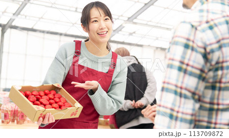 笑顔でお客と話す若い女性販売スタッフ 113709872