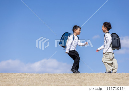 青空と小学生の男の子　blue sky 113710134