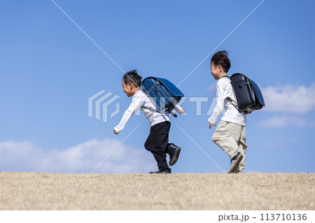 青空と小学生の男の子 blue sky 青空と小学生の男の子 blue sky 113710136