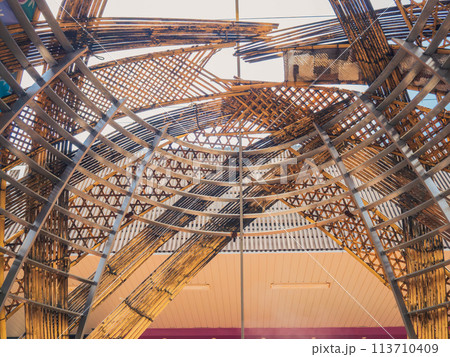 大分県別府温泉の玄関口JR別府駅前広場にある竹細工で作られた「湯のまちの時間」（手湯の小屋）の天井 113710409