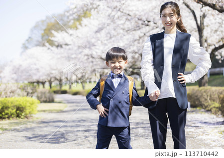小学校入学イメージ　親子 113710442