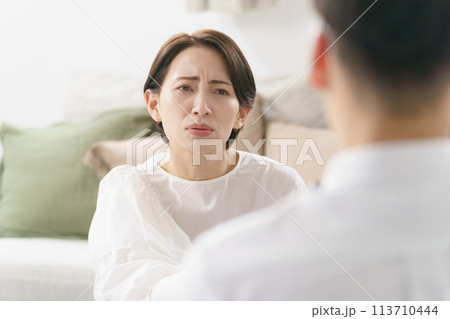 リビングで言い争う夫婦 113710444