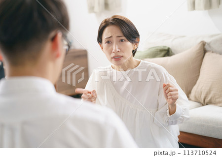 リビングで言い争う夫婦 113710524