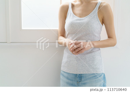 タンクトップの女性のパーツカット 113710640