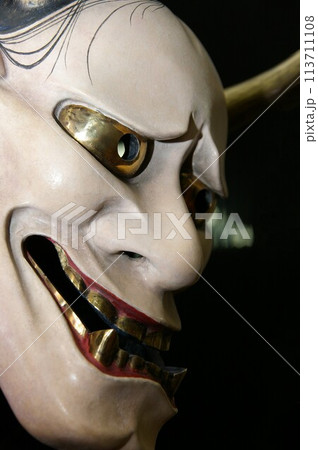 怒りと悲しみを抱えた鬼女の女の二面性が特徴の般若の面3の写真素材