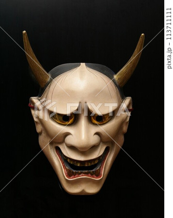 怒りと悲しみを抱えた鬼女の女の二面性が特徴の般若の面4の写真素材