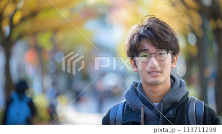 秋の公園でメガネをかけている男性 秋の公園でメガネをかけている男性 113711299