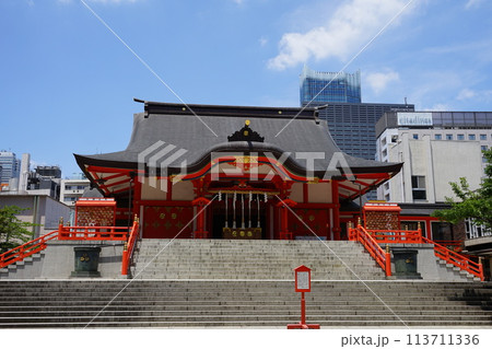 青空に映える花園稲荷神社　6月新宿427花園神社と歌舞伎町タワー・花園稲荷神社 113711336