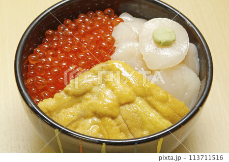函館朝市　朝市食堂　海鮮三食丼　海鮮丼 113711516