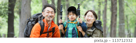 ハイキングする親子 緑の中登山やトレッキングする家族 夏のレジャーやアウトドアのお出かけのイメージ ハイキングする親子 緑の中登山やトレッキングする家族 夏のレジャーやアウトドアのお出かけのイメージ 113712332