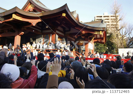 節分の豆まきは神社の地元住民の楽しみ。鬼は外の掛け声で人の波が揺れる 113712465