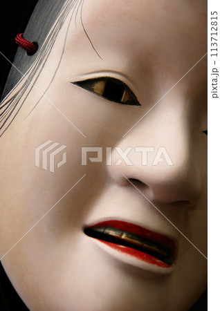 嫉妬を押えようとする表情を目と歯に金泥の能面泥眼3 113712815
