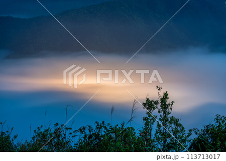 The quiet sea of clouds gives people a mysterious and unpredictable feeling. The quiet sea of clouds gives people a mysterious and unpredictable feeling. 113713017