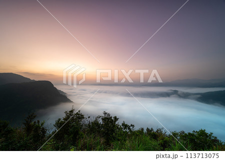 The sea of clouds before sunrise gives people a feeling of energy. 113713075