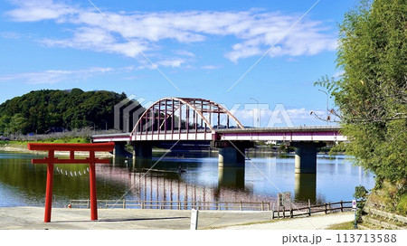 千葉県市原市の高滝湖の鳥居と加茂橋 千葉県市原市の高滝湖の鳥居と加茂橋 113713588