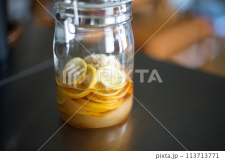 手作りのレモンシロップ 手作りのレモンシロップ 113713771