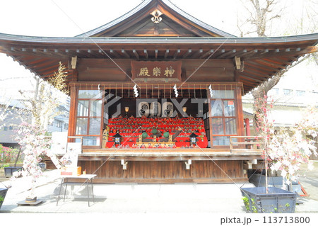 素盞雄神社(すさのおじんじゃ)雛人形を飾った神楽殿 素盞雄神社(すさのおじんじゃ)雛人形を飾った神楽殿 113713800
