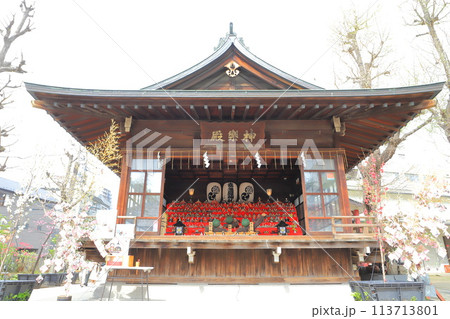 素盞雄神社(すさのおじんじゃ)雛人形を飾った神楽殿 素盞雄神社(すさのおじんじゃ)雛人形を飾った神楽殿 113713801