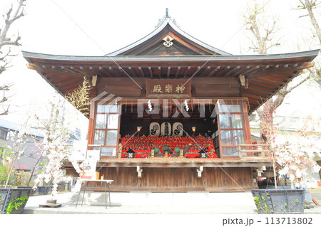 素盞雄神社(すさのおじんじゃ)雛人形を飾った神楽殿 素盞雄神社(すさのおじんじゃ)雛人形を飾った神楽殿 113713802