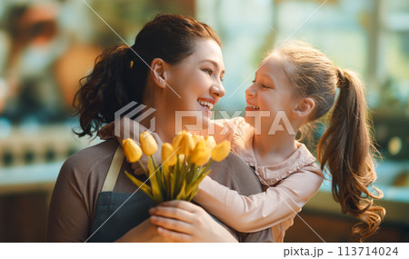 daughter and mom with flowers 113714024