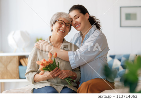 woman and her mother with flowers tulips 113714062