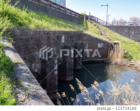 【柳原水閘】千葉県松戸市 明治期に造られ文化財として保存されているレンガ造りの水門 【柳原水閘】千葉県松戸市 明治期に造られ文化財として保存されているレンガ造りの水門 113714189
