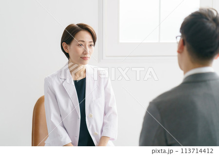 診察をする女性医師の様子 113714412