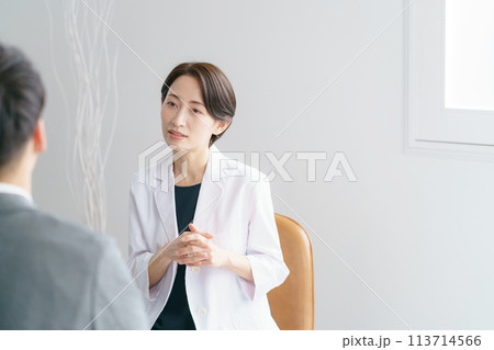 診察をする女性医師の写真 診察をする女性医師の写真 113714566