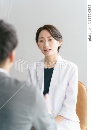 診察をする女性医師の写真 113714568