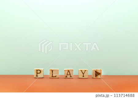 PLAYの英語と再生マークのブロックが赤い床に並ぶ白い背景の正面 PLAYの英語と再生マークのブロックが赤い床に並ぶ白い背景の正面 113714688