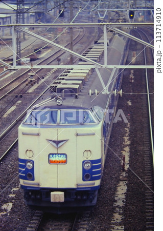 上野ー青森を結んだ東北線特急「はつかり」寝台列車の583系、蕨ー南浦和、1980年11月30日 113714910