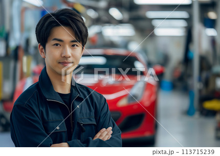 綺麗な整備工場で働く若い自動車整備士 113715239